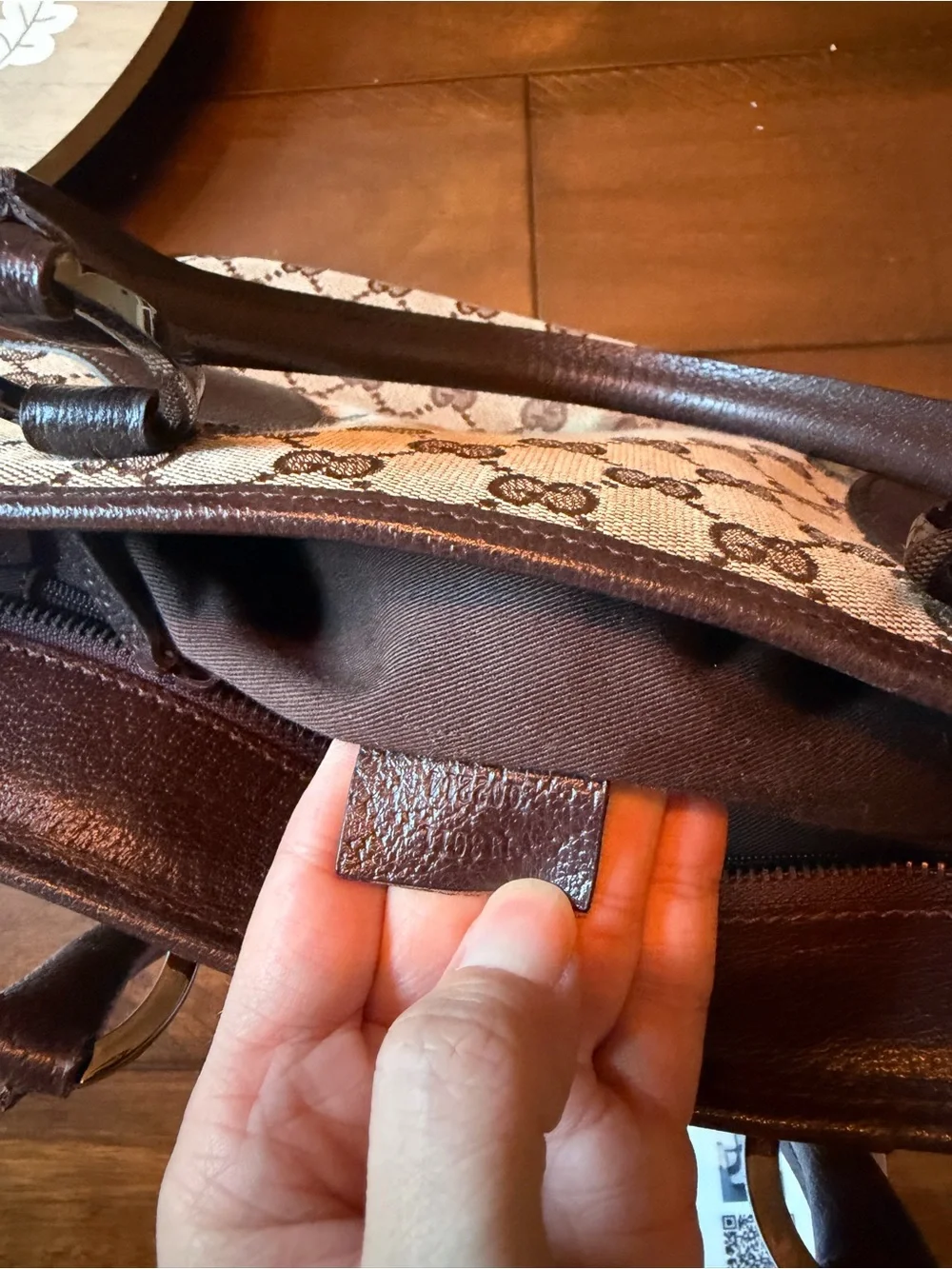Gucci tote signature